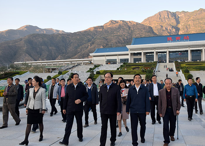 全國、省市政協(xié)委員體驗(yàn)蘭渝鐵路、視察階州廣場