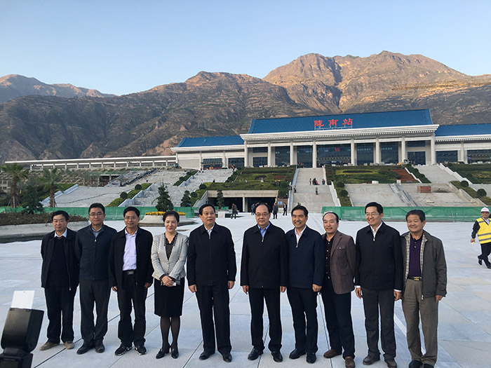 全國、省市政協(xié)委員體驗(yàn)蘭渝鐵路、視察階州廣場