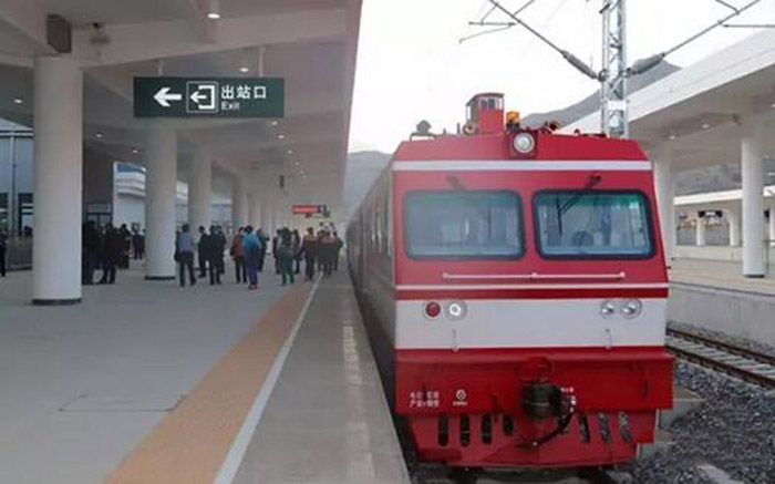 全國、省市政協(xié)委員體驗(yàn)蘭渝鐵路、視察階州廣場