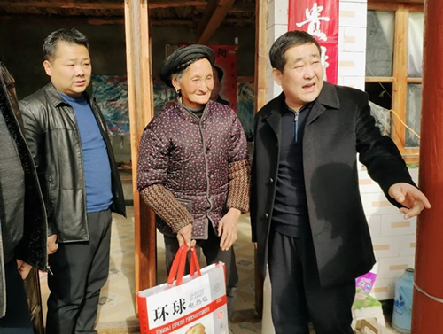 市龍江集團(tuán)在文縣橋頭鎮(zhèn)安子坡村開展“解難題、辦實(shí)事、送溫暖”活動(dòng)