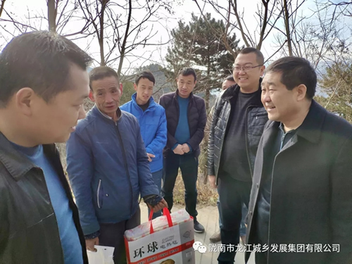 市龍江集團(tuán)在文縣橋頭鎮(zhèn)安子坡村開展“解難題、辦實(shí)事、送溫暖”活動(dòng)
