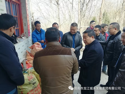 市龍江集團(tuán)在文縣橋頭鎮(zhèn)安子坡村開展“解難題、辦實(shí)事、送溫暖”活動(dòng)