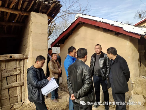 市龍江集團(tuán)在文縣橋頭鎮(zhèn)安子坡村開展“解難題、辦實(shí)事、送溫暖”活動(dòng)