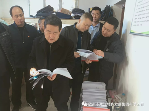 市龍江集團(tuán)在文縣橋頭鎮(zhèn)安子坡村開展“解難題、辦實(shí)事、送溫暖”活動(dòng)